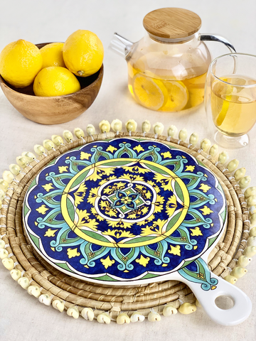 CALEDONIA ROUND TRIVET WITH HANDLE