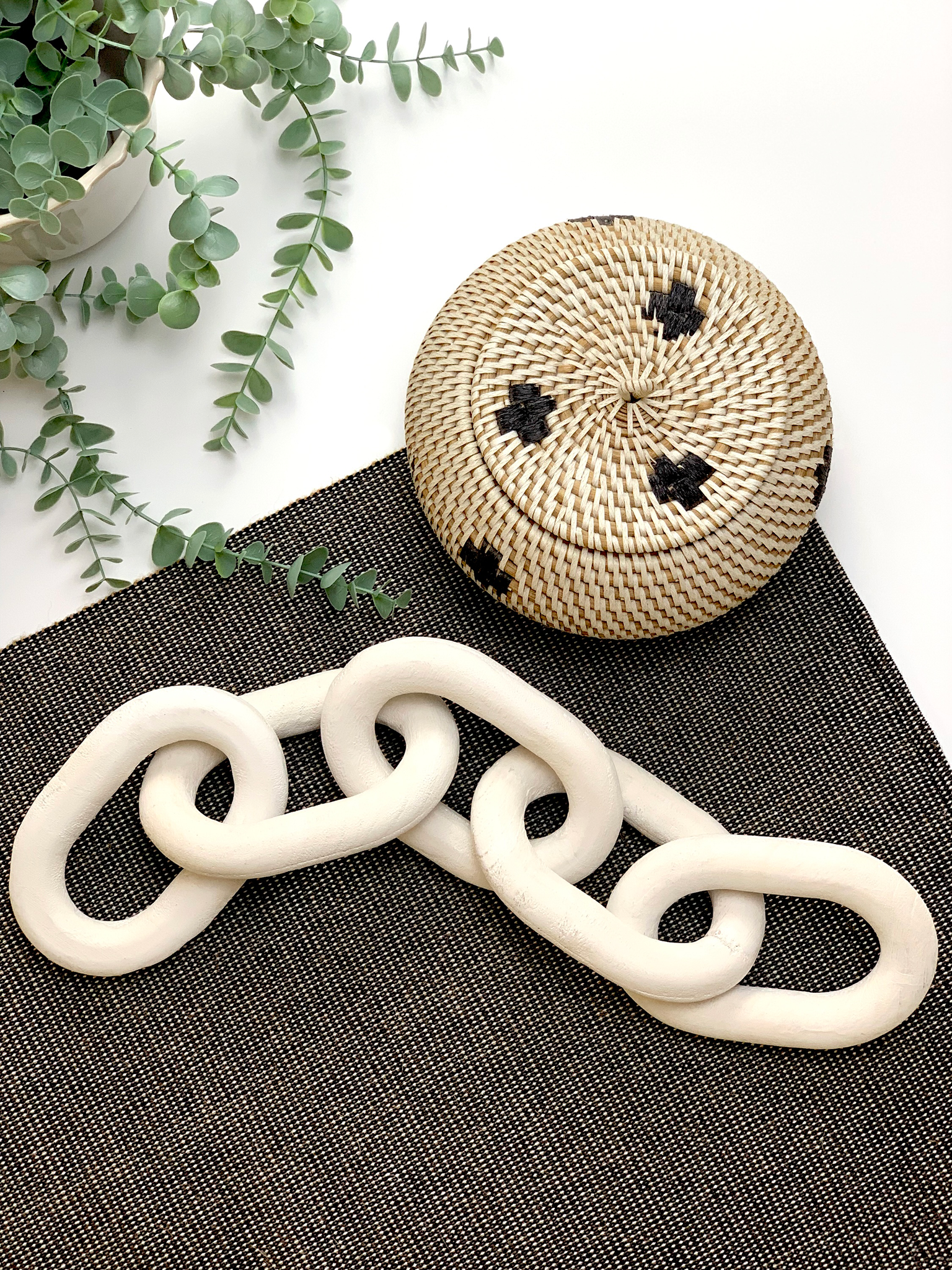 ROHAN OVERSIZED WOODEN CHAIN (White)